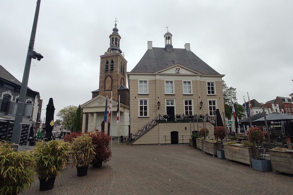 De Sint Jan de Doper en het oude raadhuis aan de Markt in Roosendaal