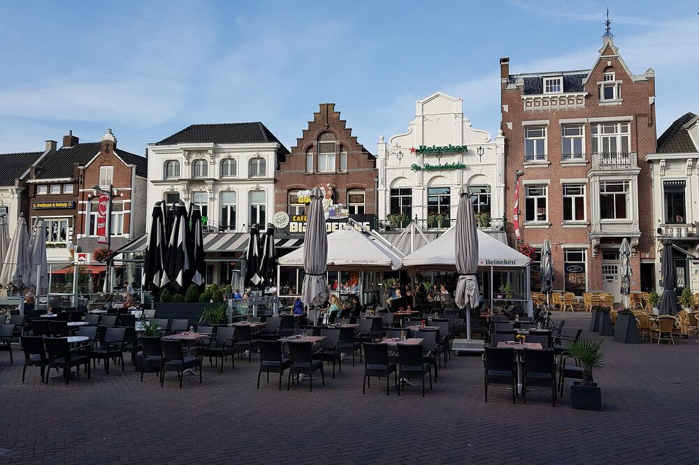 Terrassen op de Markt in Roosendaal, met de trapgevels aan het plein