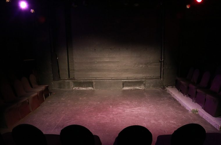 Rosa Spruit treedt op in het Openluchttheater Nispen tijdens de voorstelling Wij tegen de Wereld